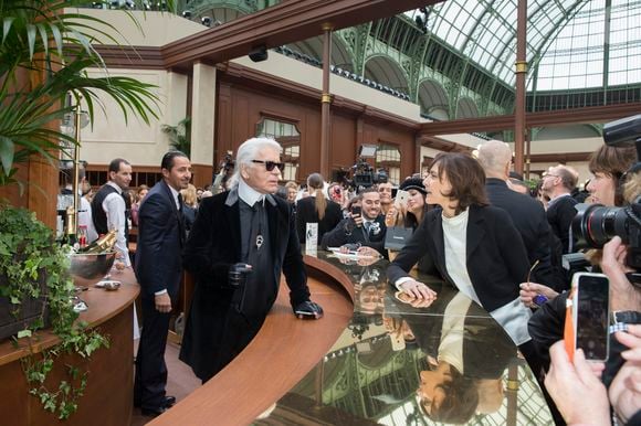 Karl Lagerfeld, Inès de La Fressange - People au défilé de mode "Chanel", collection prêt-à-porter automne-hiver 2015/2016, à Paris le 10 mars 2015.