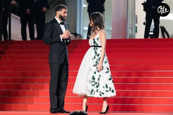L'attaquant d'Al-Ittihad a expliqué qu'il se verrait bien faire des apparitions au cinéma, avant d'adresser une dédicace directe et appuyée à celle qui partage sa vie, l'actrice Lyna Khoudri.

Karim Benzema et sa compagne Lyna Khoudri à la descente des marches du film « 13 jours 13 nuits » lors du 78ème Festival International du Film de Cannes. Le 23 mai 2025
© Olivier Borde/ Bestimage
