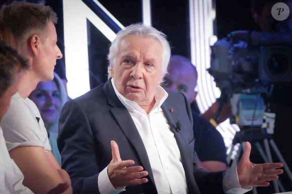 Michel Sardou sur le plateau de l'émission Touche pas à mon poste (TPMP) présentée en direct par C.Hanouna et diffusée sur C8 le 29 août 2022.

© Jack Tribeca / Bestimage