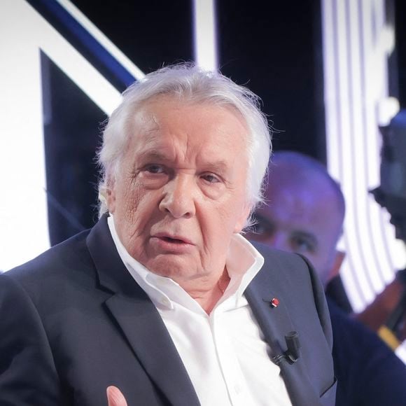 Michel Sardou sur le plateau de l'émission Touche pas à mon poste (TPMP) présentée en direct par C.Hanouna et diffusée sur C8 le 29 août 2022.

© Jack Tribeca / Bestimage