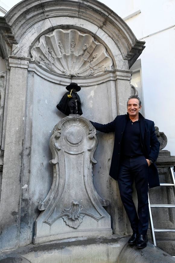 Jean Dujardin reçoit la Médaille d'Honneur de la Ville de Bruxelles et visite le Manneken-pis habillé d'un costume de Zorro pour l'occasion à Bruxelles, Belgique, le 28 novembre 2024. © Didier Lebrun/PhotoNews/Bestimage