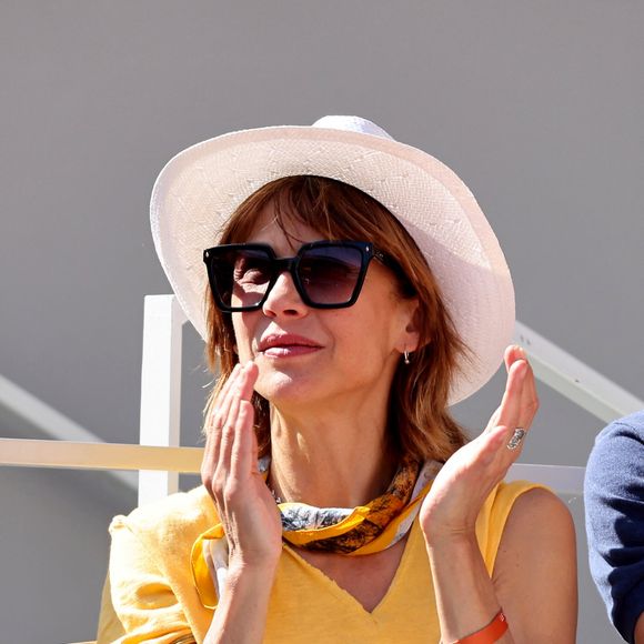 Retrouvez-la dès le 27 avril prochain de 19h15 à 20h le dimanche sur France Inter.

Sophie Marceau - Célébrités dans les tribunes de la finale homme des Internationaux de France de tennis de Roland Garros 2024 à Paris le 9 juin 2024. © Jacovides-Moreau/Bestimage