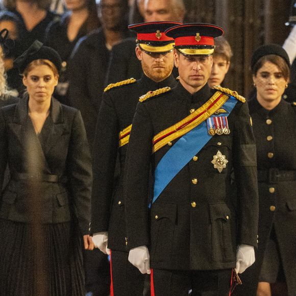 Le prince William, prince de Galles, Peter Phillips, James Mountbatten-Windsor, la princesse Eugenie d’York, le prince Harry, duc de Sussex, la princesse Beatrice d’York, Louise Mountbatten-Windsor (Lady Louise Windsor) et Zara Phillips (Zara Tindall) - Veillée des petits-enfants de la reine Elizabeth II au Westminster Hall à Londres, Royaume Uni, le 17 septembre 2022.