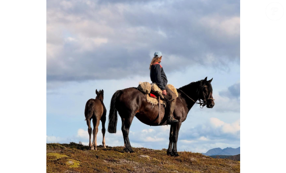 Dès son arrivée, Laury Thilleman a eu une grosse crise allergique à cause des chevaux. Laury Thilleman lors du tournage de "Rendez-vous en terre inconnue" avec Cyril Lignac