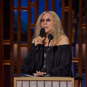 La cause de cette absence remarquée ? Une fâcheuse blessure au genou qui la fait souffrir.
Le 15 mars 2026, Hollywood, Californie, USA : Barbra Streisand sur scène lors de la 98ème cérémonie des Oscars au Dolby Theatre à Ovation Hollywood dimanche. (Image de crédit : © Trae Patton/AMPAS via ZUMA Press Wire)