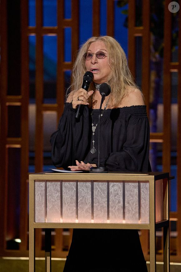 La cause de cette absence remarquée ? Une fâcheuse blessure au genou qui la fait souffrir. 

Le 15 mars 2026, Hollywood, Californie, USA : Barbra Streisand sur scène lors de la 98ème cérémonie des Oscars au Dolby Theatre à Ovation Hollywood dimanche. (Image de crédit : © Trae Patton/AMPAS via ZUMA Press Wire)
