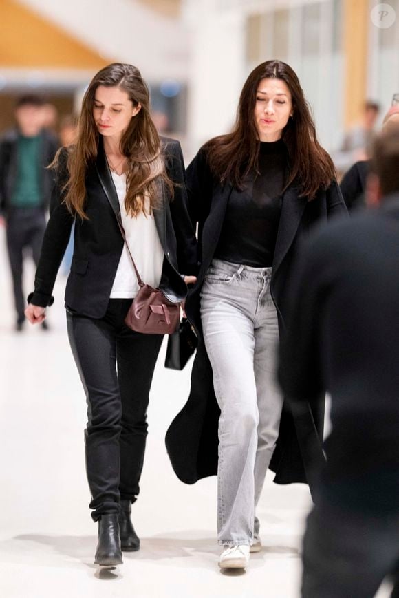 Magda Vavrusova (haut blanc), guest à la sortie du procès de Gérard Depardieu pour agressions sexuelles sur deux femmes lors d'un tournage de film en 2021 au tribunal correctionnel de Paris, France, le 25 mars 2025. Depardieu, 76 ans, qui a réalisé plus de 200 films et séries télévisées, a été accusé de comportement inapproprié par une vingtaine de femmes, mais c'est la première affaire à être jugée. Les deux plaignantes - Amélie, 54 ans, décoratrice, et Sarah (nom modifié), 34 ans, assistante réalisatrice - allèguent une agression sexuelle lors du tournage en 2021 de « Les Volets Verts » du réalisateur Jean Becker. © Pierre Perusseau/Bestimage