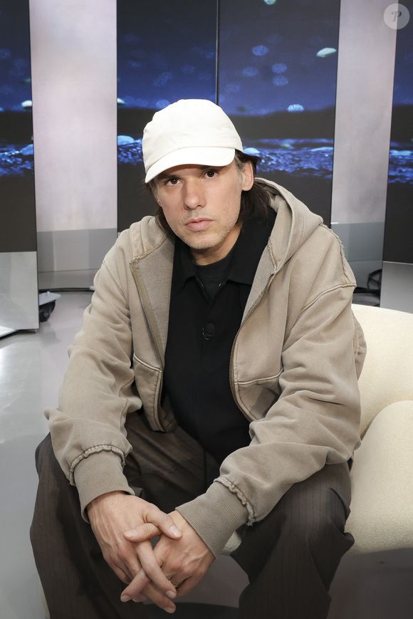 Exclusif - Orelsan, sur le plateau de Clique présenté par M.Achour, et diffusé sur Canal + le 10 novembre 2025, à Paris, France, le 4 novembre 2025. © Jack Tribeca/Bestimage