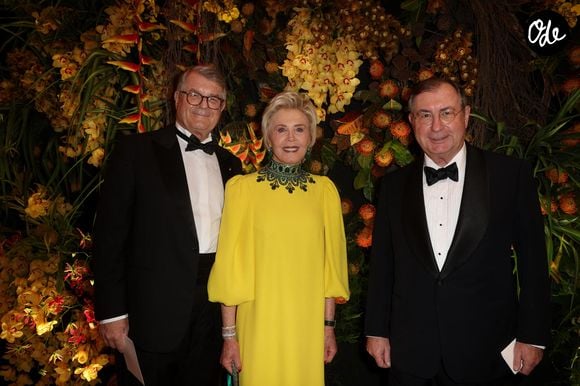 Elle dévoile les fractures d’une dynastie où les enjeux patrimoniaux se mêlent aux rivalités fraternelles.

Exclusif - Olivier Bouygues et sa femme, Martin Bouygues - Dîner de gala organisé par la Fondation "Children of Africa" à l'initiative de Madame D.Ouattara, Première Dame de Côte d'Ivoire et Présidente fondatrice de "Children of Africa" au Sofitel Ivoire à Abidjan. Le 1er Mars 2024
© Dominique Jacovides / Bestimage