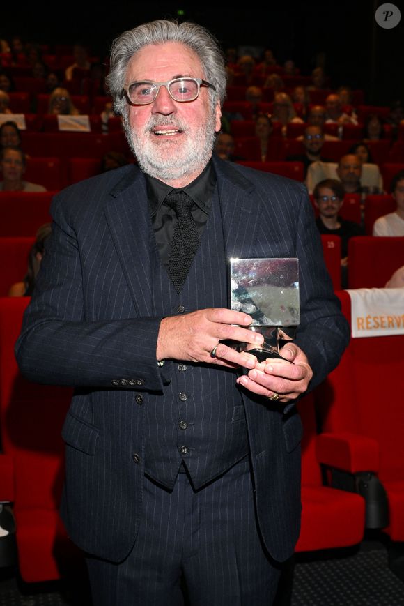 Quant on est atteint de dyspraxie, la planification, la réalisation, la coordination et l’automatisation des gestes volontaires sont difficiles

Daniel Auteuil a reçu son prix au cinéma Pathé Gare du Sud, lors de la 6ème édition du festival Cinéroman à Nice le 4 octobre 2024. © Domnique Jacovides - Bruno Bebert / Bestimage