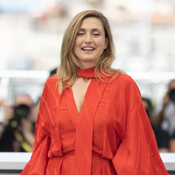 L'actrice remet les pendules à l’heure 

Julie Gayet - Photocall du jury de "L'Oeil d'Or" lors du 78ème Festival International du Film de Cannes, le 23 mai 2025.
© Jacovides/Moreau/Bestimage