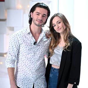 Sam Lellouche et Emma Smet  Enregistrement de l'émission "Vivement dimanche prochain" au studio Gabriel, présentée par Michel.Drucker . L'émission sera diffusée sur France 2 le 6 mars 2022.

© Guillaume Gaffiot / Bestimage