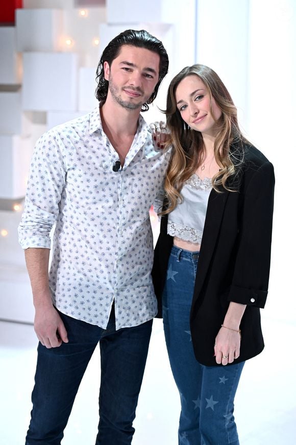 Sam Lellouche et Emma Smet Enregistrement de l'émission "Vivement dimanche prochain" au studio Gabriel, présentée par Michel.Drucker . L'émission sera diffusée sur France 2 le 6 mars 2022. © Guillaume Gaffiot / Bestimage