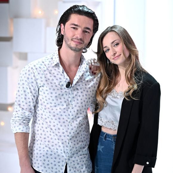 Sam Lellouche et Emma Smet  Enregistrement de l'émission "Vivement dimanche prochain" au studio Gabriel, présentée par Michel.Drucker . L'émission sera diffusée sur France 2 le 6 mars 2022.

© Guillaume Gaffiot / Bestimage