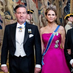 Il est le deuxième enfant de la princesse Madeleine de Suède et son époux, Chris O’Neill.

Princesse Madeleine, Chris O’Neill, au banquet d’État lors de la visite officielle de la Présidente d’Islande et de son époux en Suède, le 6 mai 2025. © Dana Press / Bestimage