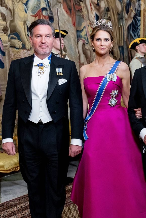 Il est le deuxième enfant de la princesse Madeleine de Suède et son époux, Chris O’Neill.

Princesse Madeleine, Chris O’Neill, au banquet d’État lors de la visite officielle de la Présidente d’Islande et de son époux en Suède, le 6 mai 2025. © Dana Press / Bestimage