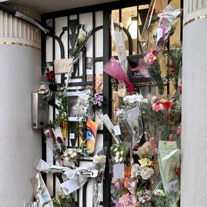 Illustration des fleurs déposées devant l'immeuble de Loana Petrucciani à Nice le 30 mars 2026., 5 jours après que les pompiers l'ont découvert sans vie dans son appartement de la rue Gounod à Nice. © Bruno Bebert / Bestimage