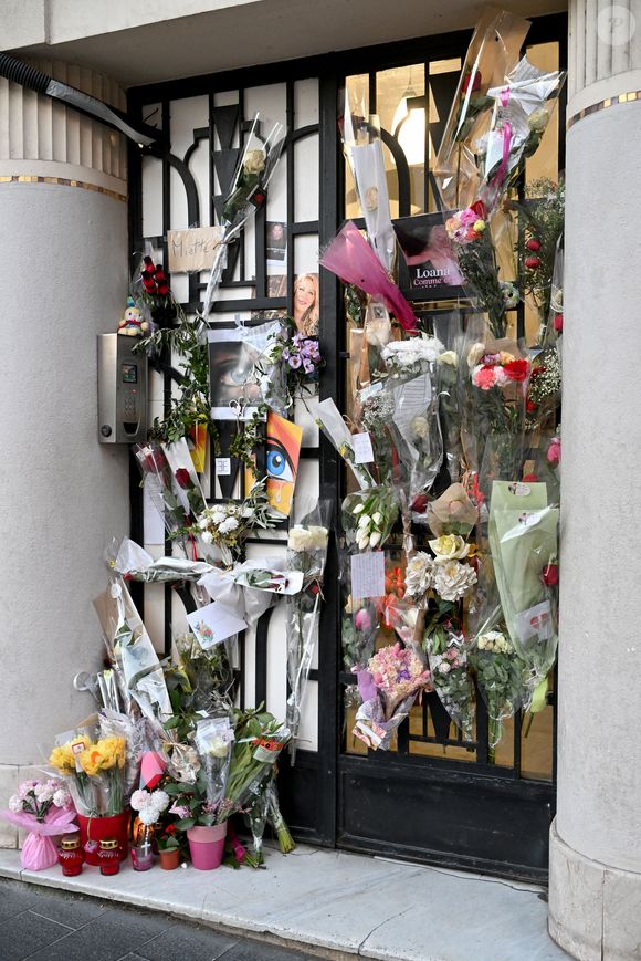 Illustration des fleurs déposées devant l'immeuble de Loana Petrucciani à Nice le 30 mars 2026., 5 jours après que les pompiers l'ont découvert sans vie dans son appartement de la rue Gounod à Nice. © Bruno Bebert / Bestimage