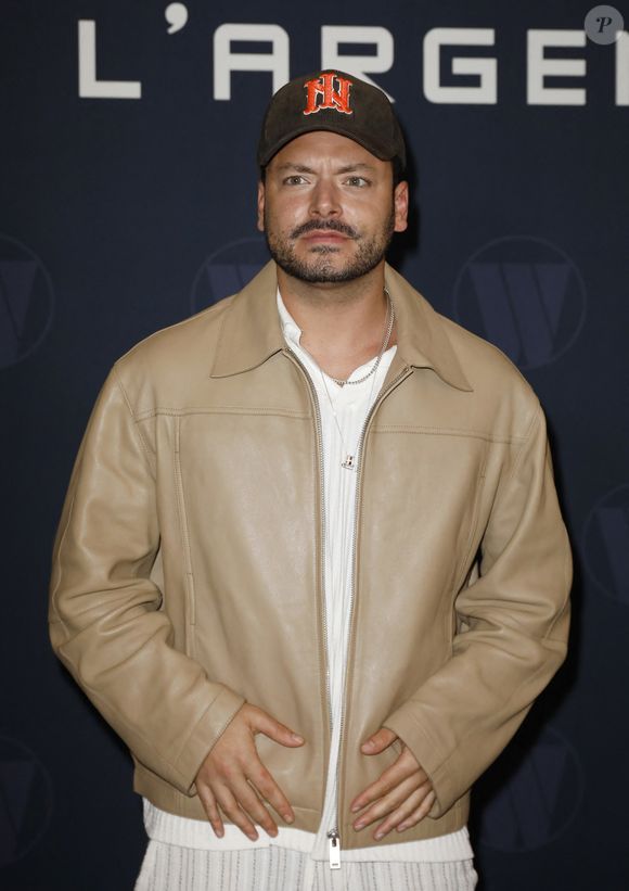 Et de conclure : "Et si vous êtes français ou francophone et que vous vivez à Los Angeles, n'hésitez pas à me contacter (…) il y a plein de shelters qui ont été mis en place". 

Kev Adams - Avant-Premiere du film "Largo Winch "Le Prix de L'argent" au cinéma le Grand Rex à Paris le 18 juin 2024. © Marc Ausset-Lacroix/Bestimage