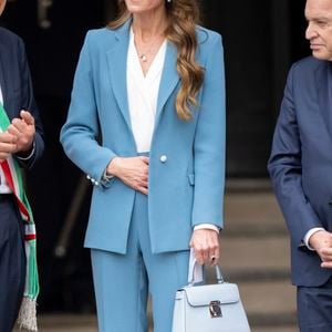 Son Altesse Royale, Catherine, Princesse de Galles (Catherine (Kate) Middleton, princesse de Galles), visite de 2 jours en Italie. À son arrivée à la mairie de Reggio Emilia, elle est accueillie par le maire de la ville, Marco Massari, le 13 mai 2026. © GoffPhotos/Bestimage