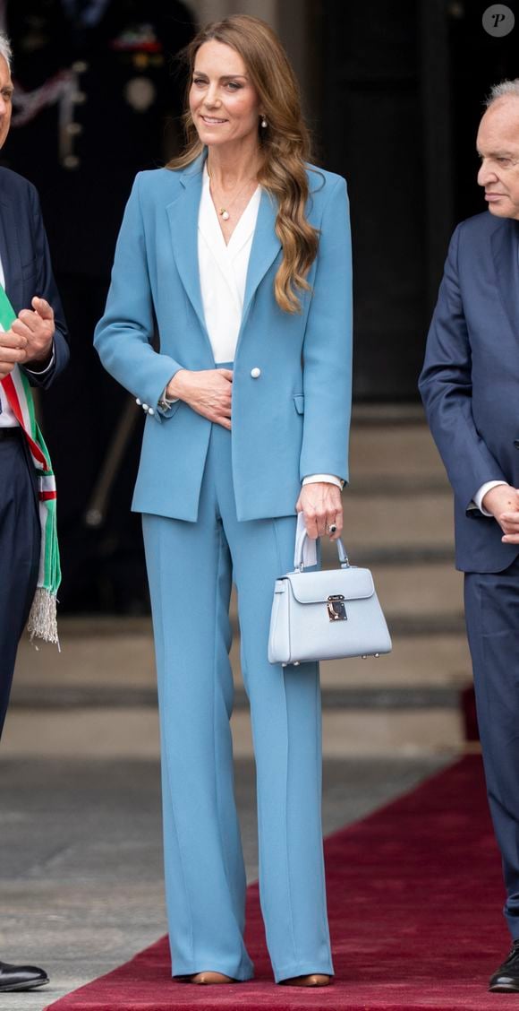 Son Altesse Royale, Catherine, Princesse de Galles (Catherine (Kate) Middleton, princesse de Galles), visite de 2 jours en Italie. À son arrivée à la mairie de Reggio Emilia, elle est accueillie par le maire de la ville, Marco Massari, le 13 mai 2026. © GoffPhotos/Bestimage