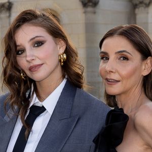 Clotilde Courau et sa fille Vittoria de Savoie - Photocall du défilé de mode automne-hiver 2024 Haute-Couture "Valentino" au château de Chantilly, lors de la fashion week de Paris. Le 5 juillet 2023. © Olivier Borde / Bestimage