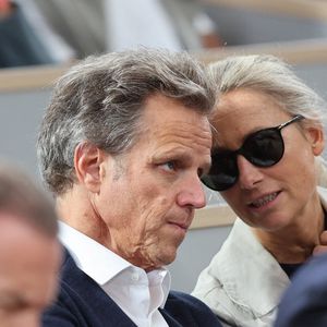 En faisant ses adieux à l'antenne, elle avait déjà eu une pensée pour son compagnon et leur famille.

Anne-Sophie Lapix et son mari Arthur Sadoun en tribunes lors des Internationaux de France de Tennis de Roland Garros 2025, à Paris, France, le 6 juin 2025. © Jacovides-Moreau/Bestimage