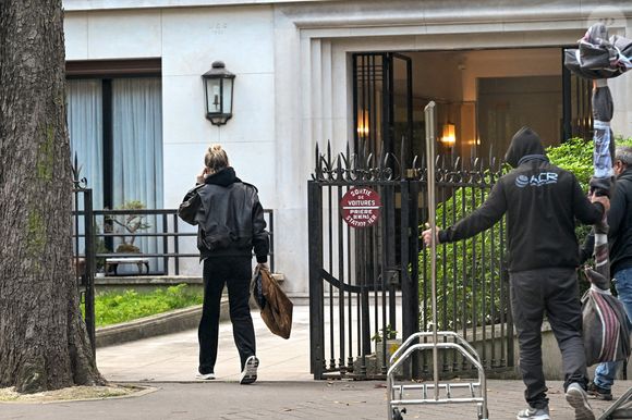 Exclusif - Laeticia Hallyday arrive pendant l'emménagement de son nouvel appartement parisien, à Paris, France, le 16 octobre 2025. © Agence / Bestimage
