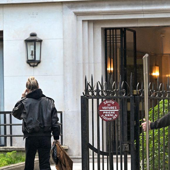 Exclusif - Laeticia Hallyday arrive pendant l'emménagement de son nouvel appartement parisien, à Paris, France, le 16 octobre 2025. © Agence / Bestimage