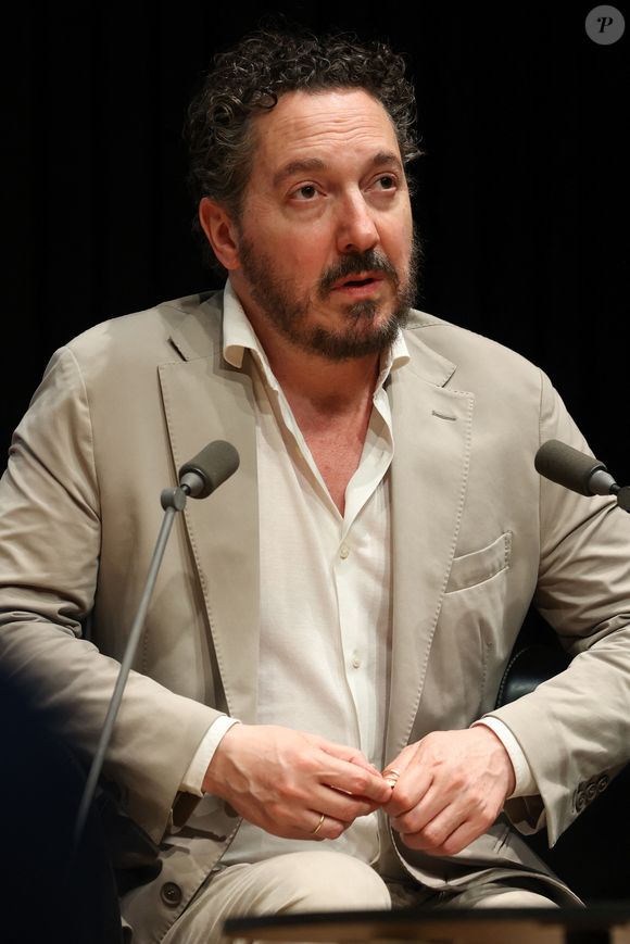 Exclusif - L'acteur, scénariste, réalisateur français, sociétaire de la Comédie-Française et écrivain Guillaume Gallienne à la Station Ausone - Librairie Mollat à Bordeaux pour un échange avec ses lecteurs à l'occasion de la sortie de son livre "Le buveur de brume", le 10 juin 2025. ©Jean Marc Lhomer/ Bestimage.