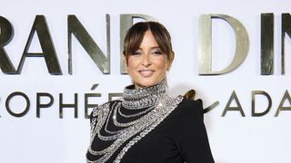 Malika Ménard revient en France afficher son ventre rond lors d’une belle soirée en l'honneur des femmes, au milieu des stars