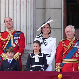 Le prince George, le prince Louis, la princesse Charlotte, le prince William, prince de Galles, Catherine Kate Middleton, princesse de Galles, le roi Charles III d'Angleterre, la reine consort Camilla - Les membres de la famille royale britannique au balcon du Palais de Buckingham lors de la parade militaire "Trooping the Colour" à Londres le 15 juin 2024. © Julien Burton / Bestimage