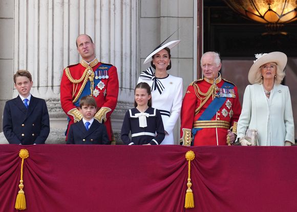 Le prince George, le prince Louis, la princesse Charlotte, le prince William, prince de Galles, Catherine Kate Middleton, princesse de Galles, le roi Charles III d'Angleterre, la reine consort Camilla - Les membres de la famille royale britannique au balcon du Palais de Buckingham lors de la parade militaire "Trooping the Colour" à Londres le 15 juin 2024. © Julien Burton / Bestimage