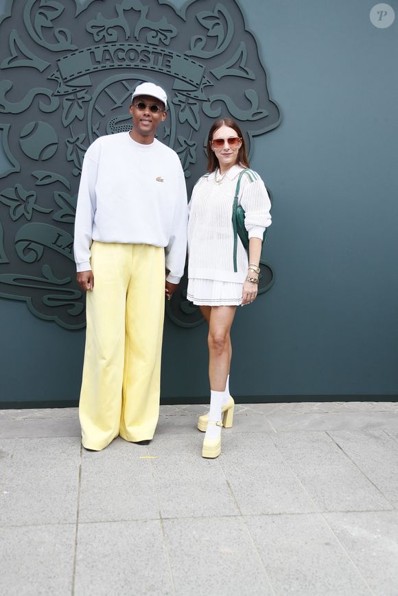 "À domicile, le Sporting jouera en mauve, à l'extérieur en blanc. Le troisième maillot est argenté. Le quatrième maillot spécial est noir et porte le nom de Grand Jojo dans le cou."

Stromae et sa femme Coralie Barbier au photocall du défilé Lacoste "Collection Prêt-à-Porter Automne/Hiver 2025-2026" lors de la Fashion Week de Paris (PFW), le 9 mars 2025
© Christophe Clovis / Bestimage