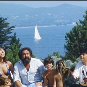 Archives - Richard Anthony, Sabine et leurs enfants en 1983 DANIEL ANGELI / BESTIMAGE
