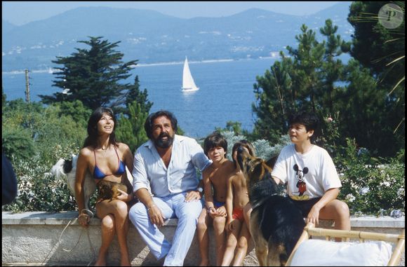 Archives - Richard Anthony, Sabine et leurs enfants en 1983 DANIEL ANGELI / BESTIMAGE