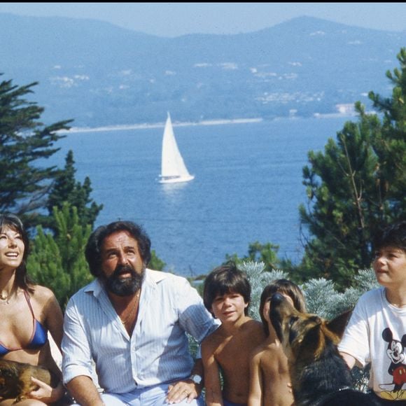 Archives - Richard Anthony, Sabine et leurs enfants en 1983 DANIEL ANGELI / BESTIMAGE