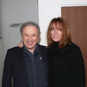 Et la fille de Stéfanie Jarre, leur fille.

Michel Drucker et sa fille Stéfanie Jarre qui a créé le décor de scène pour Laurent Gerra - Laurent Gerra joue son spectacle "Sans Modération", Salle Pleyel à Paris le 08 janvier 2022 © Bertrand Rindoff Petroff / Bestimage