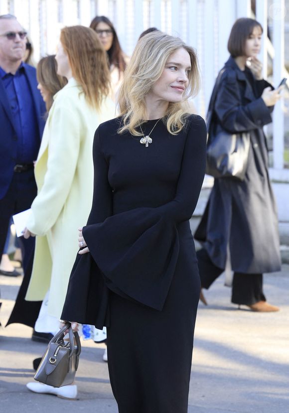 Dans l'interview, elle a évoqué son mari.
Natalia Vodianova aux arrivées au défilé Stella McCartney Collection Femme Prêt-à-Porter Automne/Hiver 2026-2027 lors de la Fashion Week de Paris (PFW) au Grand Manège Jean Caucanas, à Paris, France, le 4 mars 2026. Christophe Aubert/Bestimage