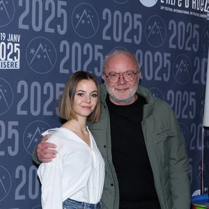 Enya Baroux et son pére Olivier Baroux lors de la 28ème édition du Festival international du film de comédie de l'Alpe d'Huez le 18 janvier 2025. © Dominique Jacovides / Bestimage