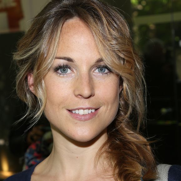 Aurélie Vaneck est mère de trois filles : Julie, sa fille adoptive, et Liberté et Charlie, ses deux filles biologiques. 

Exclusif - Aurélie Vaneck arrive à l'enregistrement TV de 'Vivement Dimanche' au Studio Gabriel à Paris. Denis Guignebourg / Bestimage