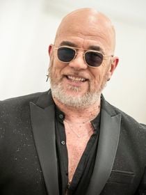 Pascal Obispo : Découvrez sa propriété au Cap-Ferret, entre studio de musique, court de padel et poulailler, une bulle de vie paisible et créative