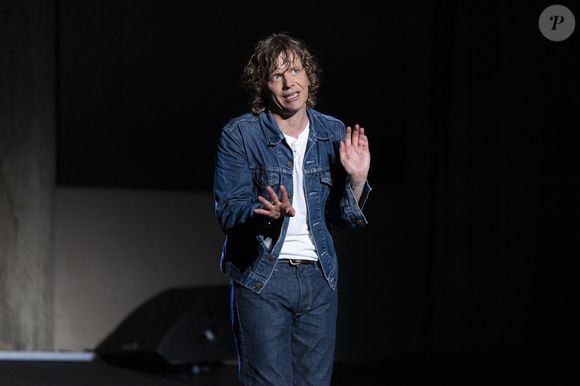 Exclusif - Alex Lutz  dans son spectacle "Sexe, Grog et Rocking Chair" au théâtre de Verdure lors du 41ème Festival de Ramatuelle, le 5 aout 2025. © Cyril Bruneau / Festival de Ramatuelle / Bestimage