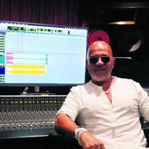 Car l'artiste est aussi peintre

Le chanteur et musicien français Pascal Obispo, photographié sur la Coulée verte dans le quartier Balard à Paris, France, le 29 août 2023, près de son studio d'enregistrement, au moment de la sortie de son album Le beau qui pleut. Photo by Marc Charuel/ABACAPRESS.COM