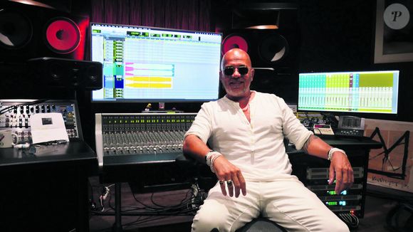 Car l'artiste est aussi peintre

Le chanteur et musicien français Pascal Obispo, photographié sur la Coulée verte dans le quartier Balard à Paris, France, le 29 août 2023, près de son studio d'enregistrement, au moment de la sortie de son album Le beau qui pleut. Photo by Marc Charuel/ABACAPRESS.COM