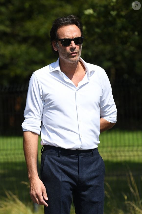 Anthony Delon découvre les hommages devant les grilles de la propriété de Douchy, quelques heures avant les obsèques de leur père, A. Delon, le 24 août 2024. Agence / Bestimage