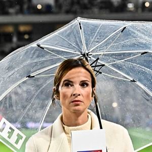 Celle qui a commencé sur le petit écran en parlant rugby aimait ce sport bien avant d'être exposée puisqu'elle était en couple avec un joueur...  

Isabelle Ithurburu présentatrice TF1 au Match de tournée d'automne "France - Fidji (34-21)" à Bordeaux, le 15 novembre 2025. Crédit Thierry Breton/PsnewZ/Bestimage