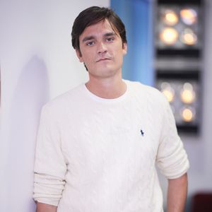 Alain-Fabien Delon en backstage de de l'émission "C à Vous" à Paris, France, le 18 octobre 2024. © Cyril Moreau/Bestimage