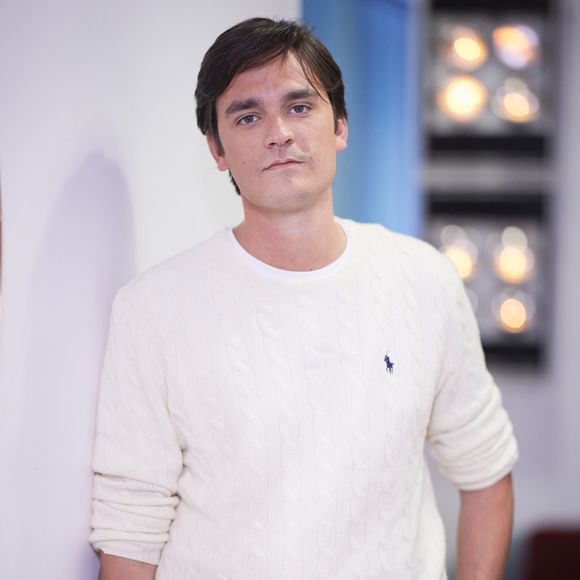 Alain-Fabien Delon en backstage de de l'émission "C à Vous" à Paris, France, le 18 octobre 2024. © Cyril Moreau/Bestimage
