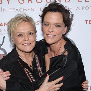 Les deux femmes continuent de partager de rares moments publics qui témoignent de leur complicité.

Muriel Robin et Anne Le Nen - Présentation du Collier « Terra by Roland Garros » créé par Anne Le Nen, Présidente de Ground Legend. La terre battue du court central de Roland Garros est scellée dans une médaille. Restaurant Laurent à Paris, France le 22 Mai 2026. 

© Philippe Baldini /Bestimage